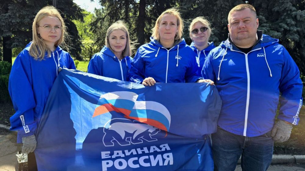 Иван Адамец: В рамках проведения проекта «Городская среда» партии «Единая Россия», сотрудники Управы Куйбышевского внутригородского района совместно с представителями Зеленстроя приняли участие в работе по высадке цветов... Иван Адамец: В рамках проведения проекта «Городская среда» партии «Единая Россия», сотрудники Управы Куйбышевского внутригородского района совместно с представителями Зеленстроя приняли участие в работе по высадке цветов...