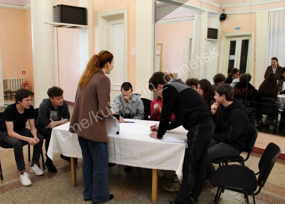 В Доме культуры им. С.М. Кирова, при поддержке проекта «Мир возможностей» партии «Единая Россия», прошёл квест «Сила молодых – вдохновение для мира», приуроченный к Международному дню солидарности молодёжи В Доме культуры им. С.М. Кирова, при поддержке проекта «Мир возможностей» партии «Единая Россия», прошёл квест «Сила молодых – вдохновение для мира», приуроченный к Международному дню солидарности молодёжи