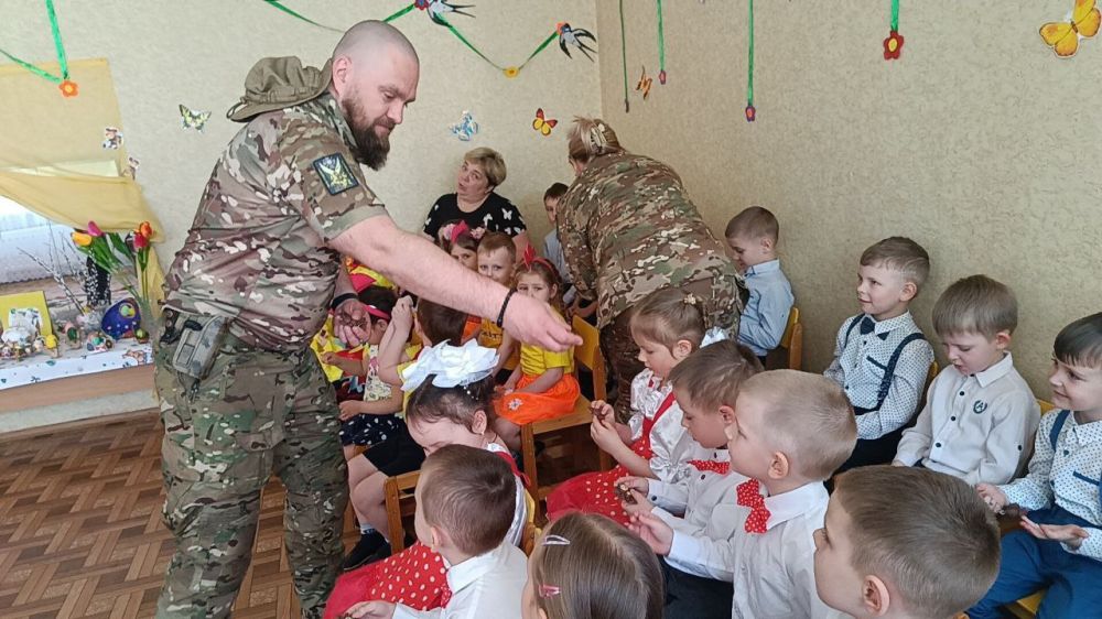 Сегодня активистки Женского движения ЕДИНОЙ РОССИИ, председатель Совет женщин г. Дебальцево, депутат городского совета Наталья Сиренко с военнослужащими из бригады «Святой Георгий» посетили праздничное мероприятие в... Сегодня активистки Женского движения ЕДИНОЙ РОССИИ, председатель Совет женщин г. Дебальцево, депутат городского совета Наталья Сиренко с военнослужащими из бригады «Святой Георгий» посетили праздничное мероприятие в...