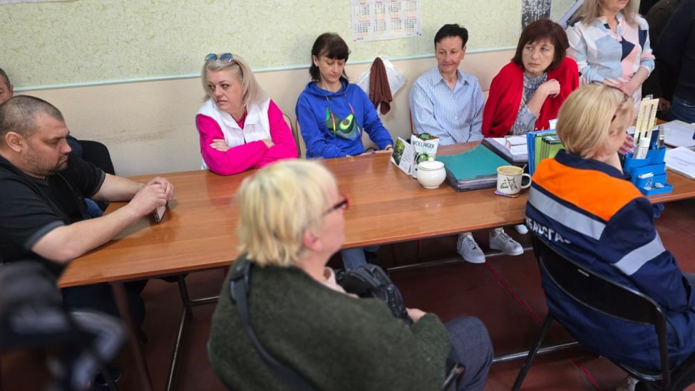 Руководитель Управы Куйбышевского внутригородского района Иван Адамец и депутаты Донецкого городского совета Дмитрий Пефтеев, Алексей Ковровский, Валерий Солодовников провели встречу с трудовым коллективом Донецкого УГГ... Руководитель Управы Куйбышевского внутригородского района Иван Адамец и депутаты Донецкого городского совета Дмитрий Пефтеев, Алексей Ковровский, Валерий Солодовников провели встречу с трудовым коллективом Донецкого УГГ...