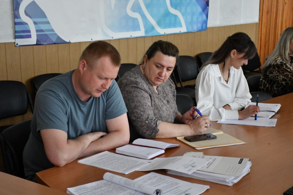 Сегодня, 24 апреля , заместитель главы администрации городского округа Дебальцево Евгений Глебов, провел заседание Комиссии по предупреждению и ликвидации чрезвычайных ситуаций и обеспечению пожарной безопасности городского... Сегодня, 24 апреля , заместитель главы администрации городского округа Дебальцево Евгений Глебов, провел заседание Комиссии по предупреждению и ликвидации чрезвычайных ситуаций и обеспечению пожарной безопасности городского...