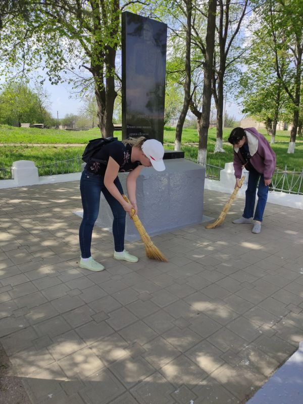 25.04.2025г с целью подготовки поселка к празднованию 80-летия Дня Победы, в рамках двухмесячника по благоустройству территорий, работники администрации, ГБОУ Луганская школа 12, ГКДОУ Луганский детский сад 11, ГБУ ЦГБ... 25.04.2025г с целью подготовки поселка к празднованию 80-летия Дня Победы, в рамках двухмесячника по благоустройству территорий, работники администрации, ГБОУ Луганская школа 12, ГКДОУ Луганский детский сад 11, ГБУ ЦГБ...