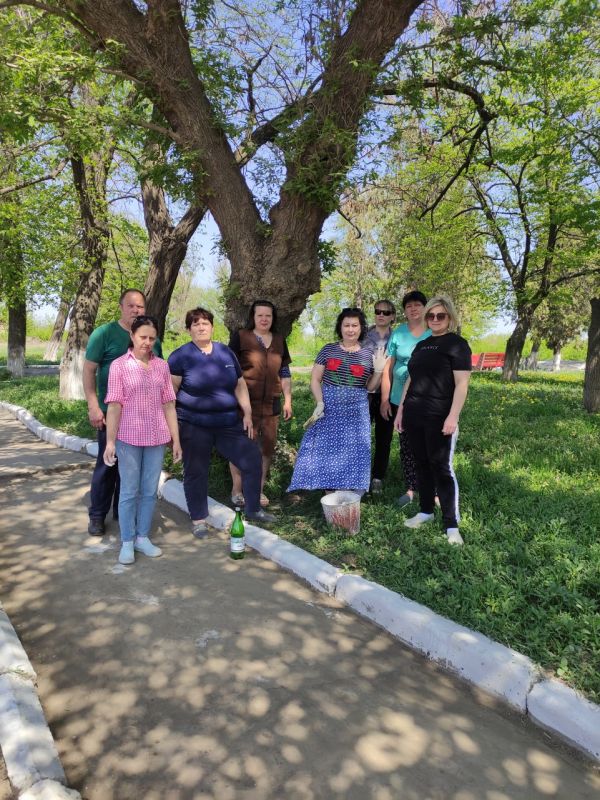 25.04.2025г с целью подготовки поселка к празднованию 80-летия Дня Победы, в рамках двухмесячника по благоустройству территорий, работники администрации, ГБОУ Луганская школа 12, ГКДОУ Луганский детский сад 11, ГБУ ЦГБ... 25.04.2025г с целью подготовки поселка к празднованию 80-летия Дня Победы, в рамках двухмесячника по благоустройству территорий, работники администрации, ГБОУ Луганская школа 12, ГКДОУ Луганский детский сад 11, ГБУ ЦГБ...