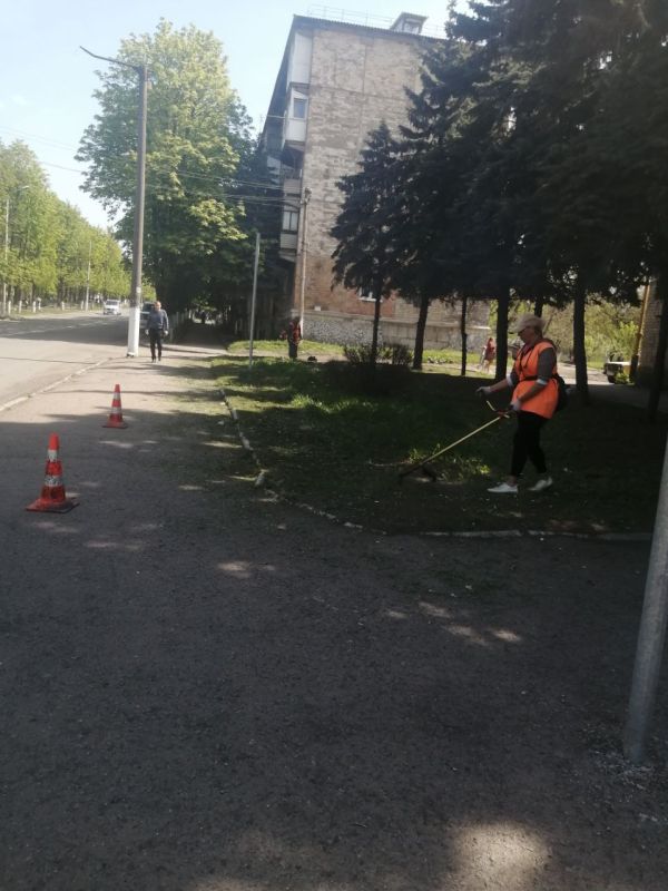 Коммунальщики Снежного благоустраивают территории общего пользования Коммунальщики Снежного благоустраивают территории общего пользования