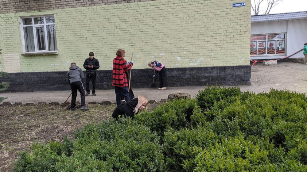 В Кировском внутригородском районе продолжаются работы в рамках двухмесячника по благоустройству В Кировском внутригородском районе продолжаются работы в рамках двухмесячника по благоустройству