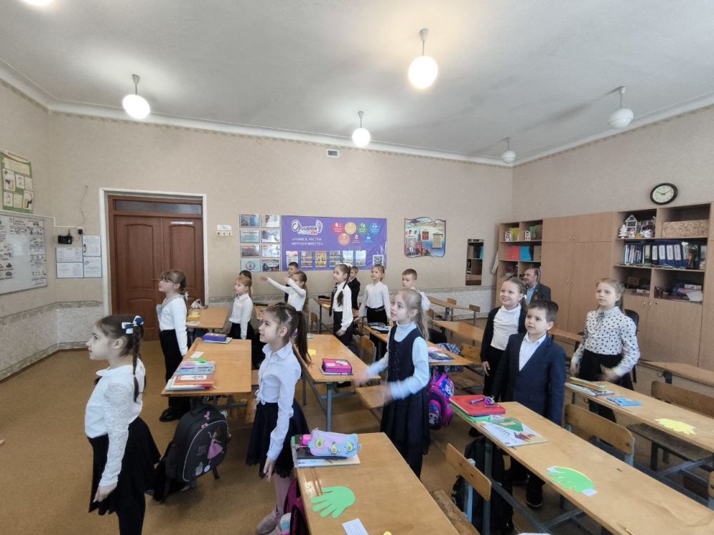 В рамках проекта «Мир возможностей» и акции «Здорово быть здоровым», 25 апреля 2025 года ученица 8-Б класса школы № 90 города Макеевки Ксения Набокова провела урок для первоклассников на тему «Здоровое питание – активное... В рамках проекта «Мир возможностей» и акции «Здорово быть здоровым», 25 апреля 2025 года ученица 8-Б класса школы № 90 города Макеевки Ксения Набокова провела урок для первоклассников на тему «Здоровое питание – активное...