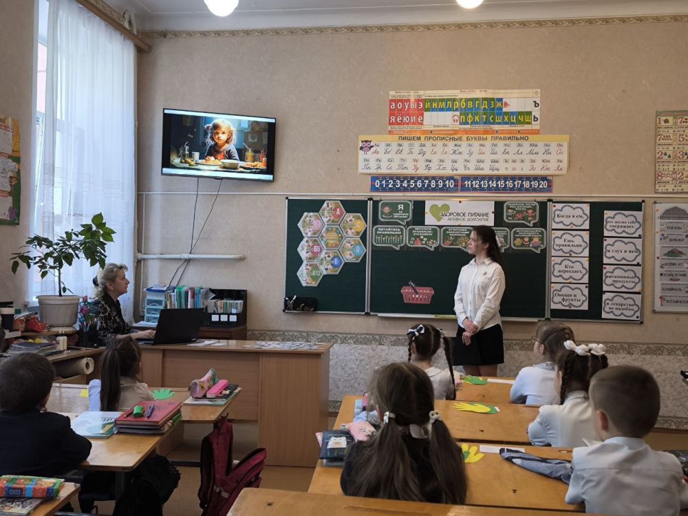 В рамках проекта «Мир возможностей» и акции «Здорово быть здоровым», 25 апреля 2025 года ученица 8-Б класса школы № 90 города Макеевки Ксения Набокова провела урок для первоклассников на тему «Здоровое питание – активное... В рамках проекта «Мир возможностей» и акции «Здорово быть здоровым», 25 апреля 2025 года ученица 8-Б класса школы № 90 города Макеевки Ксения Набокова провела урок для первоклассников на тему «Здоровое питание – активное...