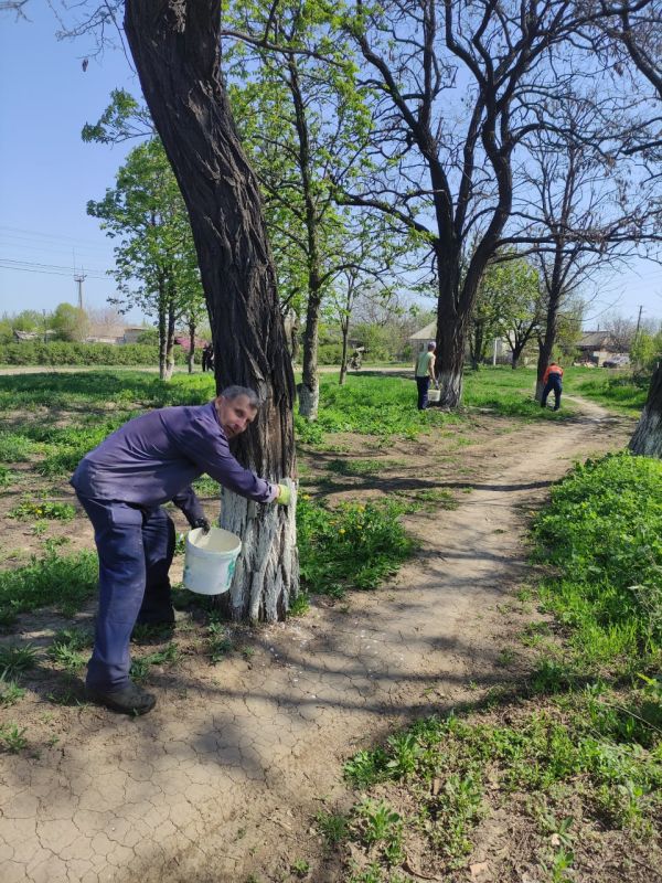25.04.2025г с целью подготовки поселка к празднованию 80-летия Дня Победы, в рамках двухмесячника по благоустройству территорий, работники администрации, ГБОУ Луганская школа 12, ГКДОУ Луганский детский сад 11, ГБУ ЦГБ... 25.04.2025г с целью подготовки поселка к празднованию 80-летия Дня Победы, в рамках двухмесячника по благоустройству территорий, работники администрации, ГБОУ Луганская школа 12, ГКДОУ Луганский детский сад 11, ГБУ ЦГБ...