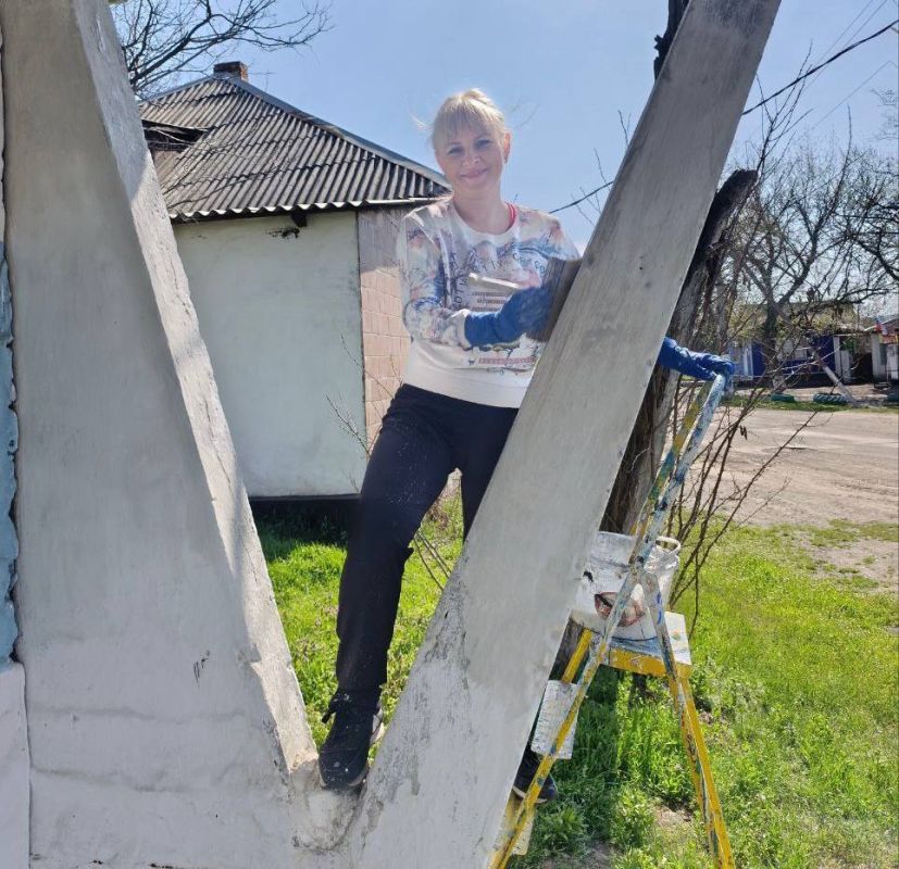 "Чистая страна" в Снежном. В рамках партпроекта Единой России "Чистая страна" партийцы на посёлке Андреевка провели работу по благоустройству остановочных павильонов - покрасили и побелили их, также убрали мусор на территории "Чистая страна" в Снежном. В рамках партпроекта Единой России "Чистая страна" партийцы на посёлке Андреевка провели работу по благоустройству остановочных павильонов - покрасили и побелили их, также убрали мусор на территории