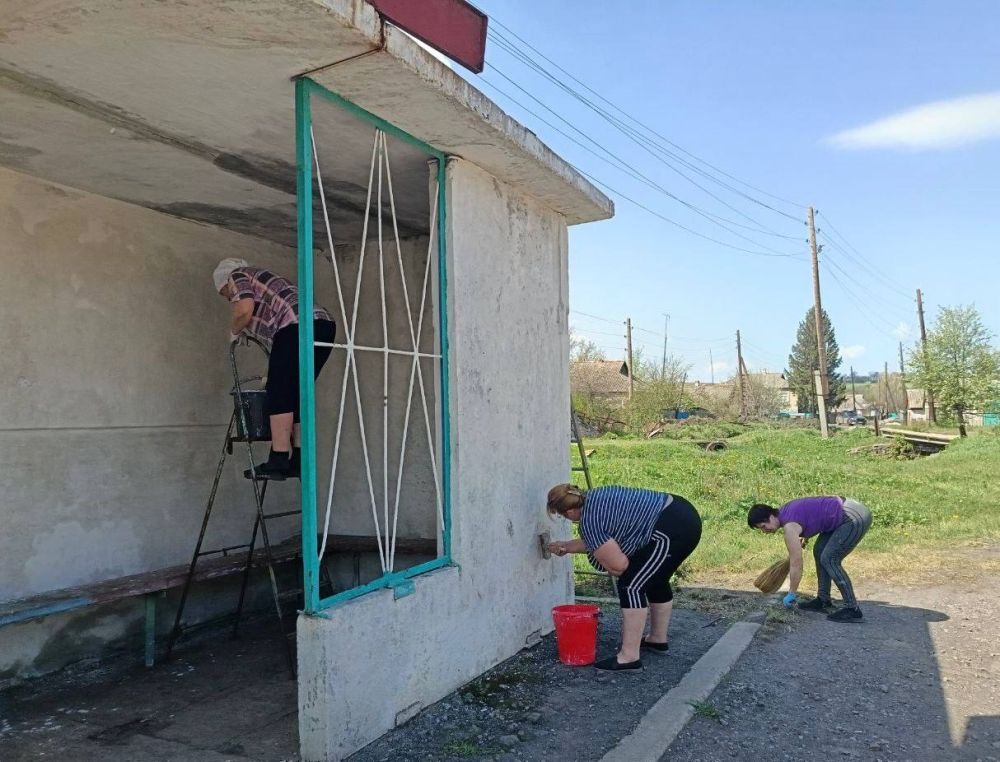 "Чистая страна" в Снежном. В рамках партпроекта Единой России "Чистая страна" партийцы на посёлке Андреевка провели работу по благоустройству остановочных павильонов - покрасили и побелили их, также убрали мусор на территории "Чистая страна" в Снежном. В рамках партпроекта Единой России "Чистая страна" партийцы на посёлке Андреевка провели работу по благоустройству остановочных павильонов - покрасили и побелили их, также убрали мусор на территории