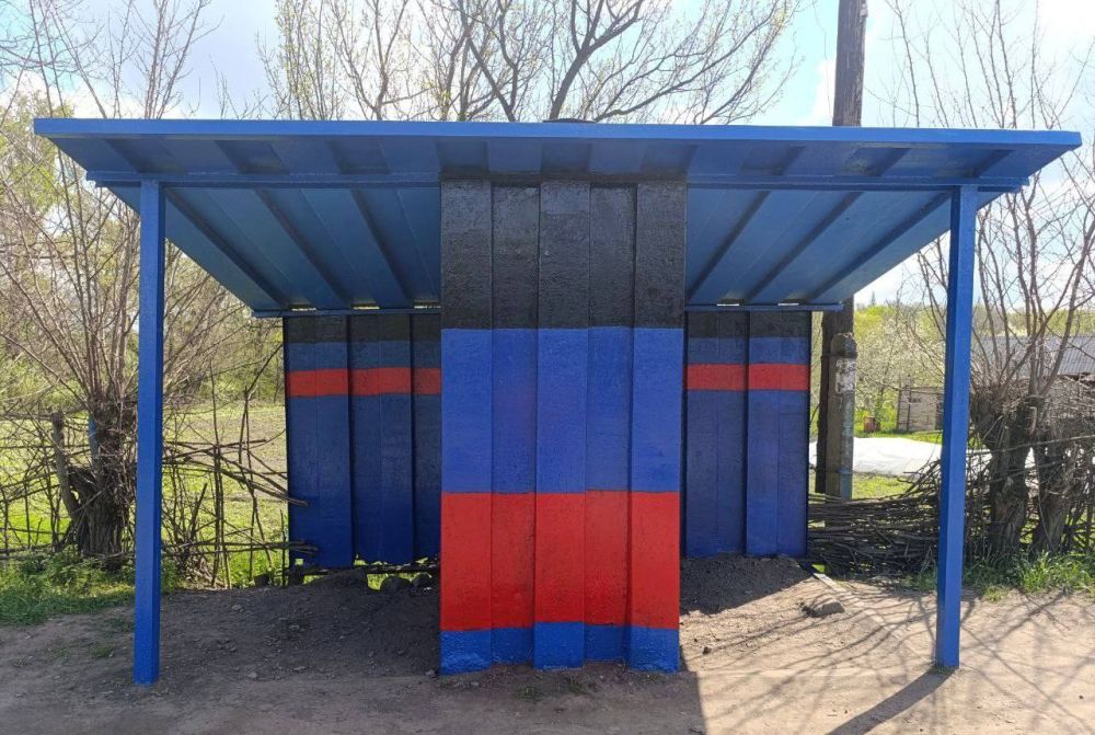 "Чистая страна" в Снежном. В рамках партпроекта Единой России "Чистая страна" партийцы на посёлке Андреевка провели работу по благоустройству остановочных павильонов - покрасили и побелили их, также убрали мусор на территории "Чистая страна" в Снежном. В рамках партпроекта Единой России "Чистая страна" партийцы на посёлке Андреевка провели работу по благоустройству остановочных павильонов - покрасили и побелили их, также убрали мусор на территории