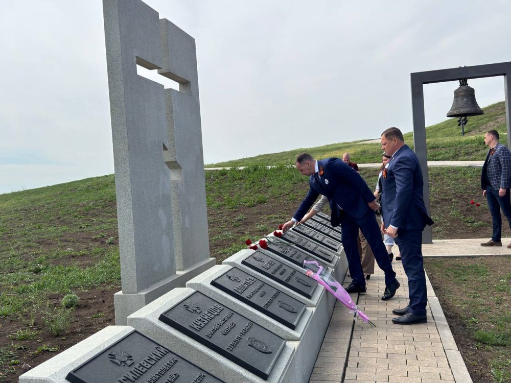 Сергей Прокопенко: Память на века. В завершение Международной исторической акции "Диктант Победы" вместе с депутатами Народного Совета и активистами Донецкого регионального отделения Партии "ЕДИНАЯ РОССИЯ" возложили цветы у... Сергей Прокопенко: Память на века. В завершение Международной исторической акции "Диктант Победы" вместе с депутатами Народного Совета и активистами Донецкого регионального отделения Партии "ЕДИНАЯ РОССИЯ" возложили цветы у...