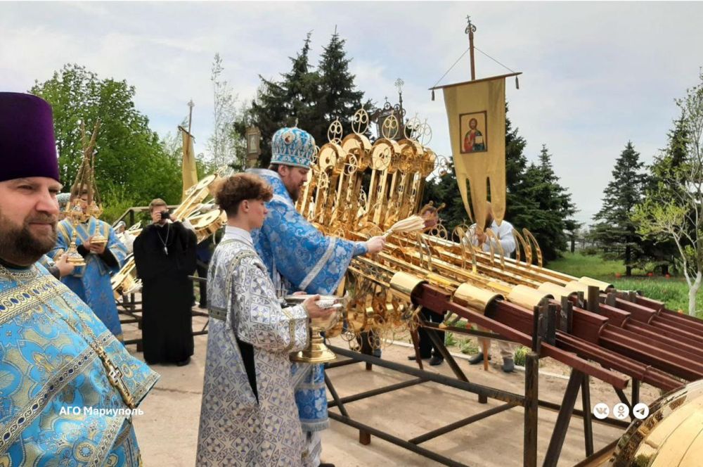 Митрополит Донецкий и Мариупольский Владимир освятил купольные кресты одного из главных соборов Мариуполя Митрополит Донецкий и Мариупольский Владимир освятил купольные кресты одного из главных соборов Мариуполя