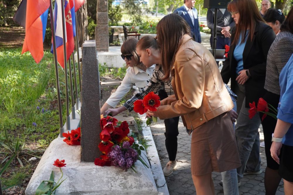 Сергей Юзвинкевич: Сегодня, в преддверии Международного дня памяти о чернобыльской катастрофе вместе с представителями трудовых коллективов возложил цветы к памятному знаку, установленному в память о жертвах трагедии на... Сергей Юзвинкевич: Сегодня, в преддверии Международного дня памяти о чернобыльской катастрофе вместе с представителями трудовых коллективов возложил цветы к памятному знаку, установленному в память о жертвах трагедии на...