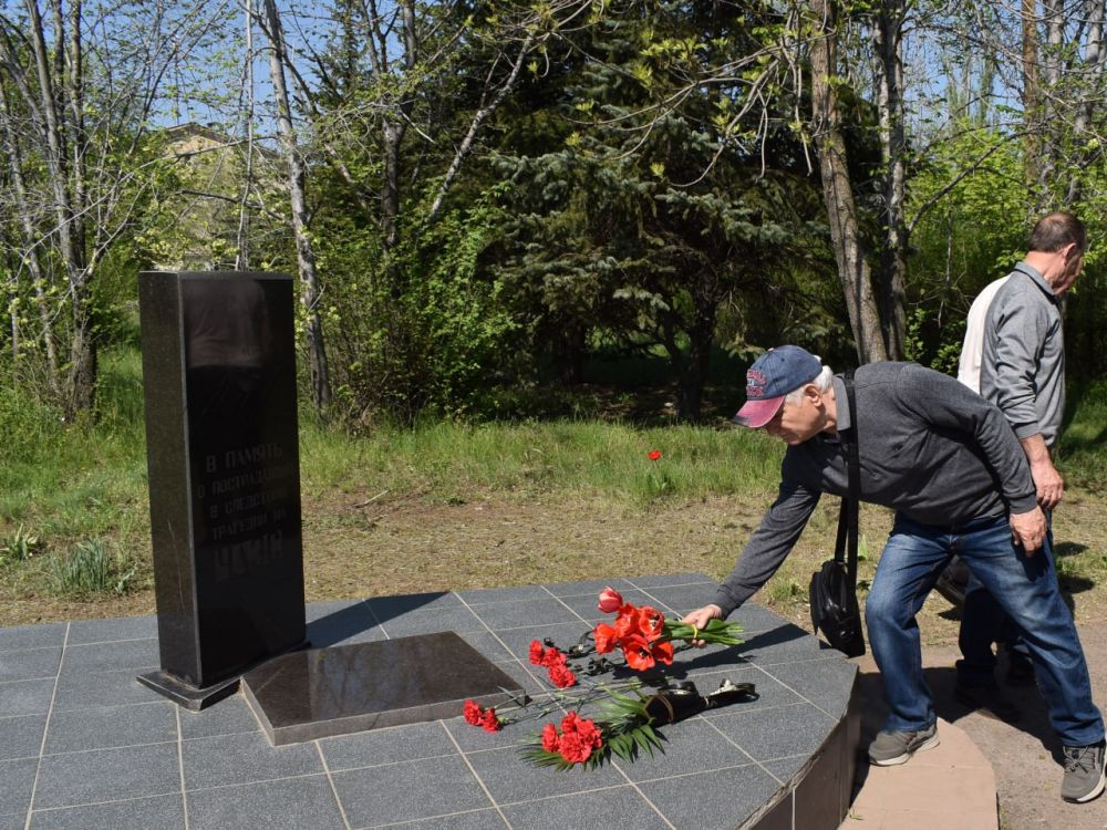 В Кировском состоялась памятная церемония возложения цветов В Кировском состоялась памятная церемония возложения цветов