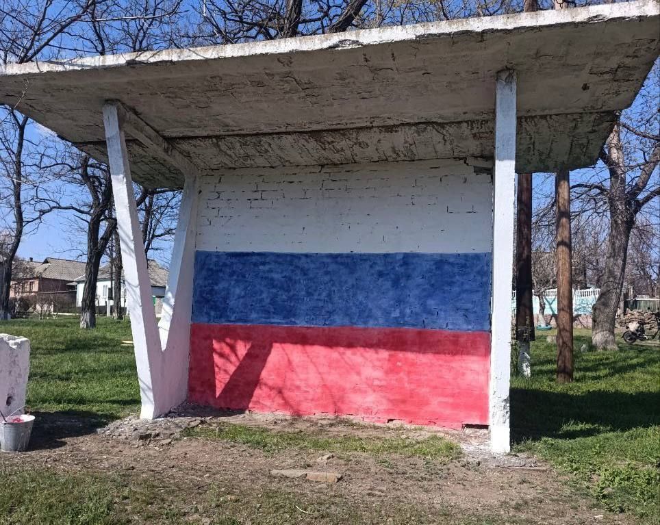 "Чистая страна" в Снежном. В рамках партпроекта Единой России "Чистая страна" партийцы на посёлке Андреевка провели работу по благоустройству остановочных павильонов - покрасили и побелили их, также убрали мусор на территории "Чистая страна" в Снежном. В рамках партпроекта Единой России "Чистая страна" партийцы на посёлке Андреевка провели работу по благоустройству остановочных павильонов - покрасили и побелили их, также убрали мусор на территории