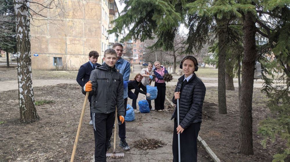 В Кировском внутригородском районе продолжаются работы в рамках двухмесячника по благоустройству В Кировском внутригородском районе продолжаются работы в рамках двухмесячника по благоустройству