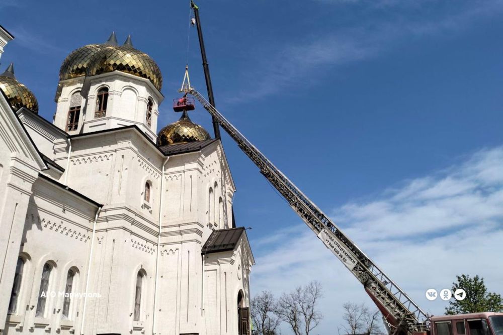 Митрополит Донецкий и Мариупольский Владимир освятил купольные кресты одного из главных соборов Мариуполя Митрополит Донецкий и Мариупольский Владимир освятил купольные кресты одного из главных соборов Мариуполя