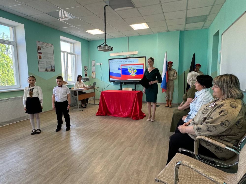 В Волновахе состоялось открытие парты героя, посвященной памяти Героя России Дениса Олеговича Величко В Волновахе состоялось открытие парты героя, посвященной памяти Героя России Дениса Олеговича Величко