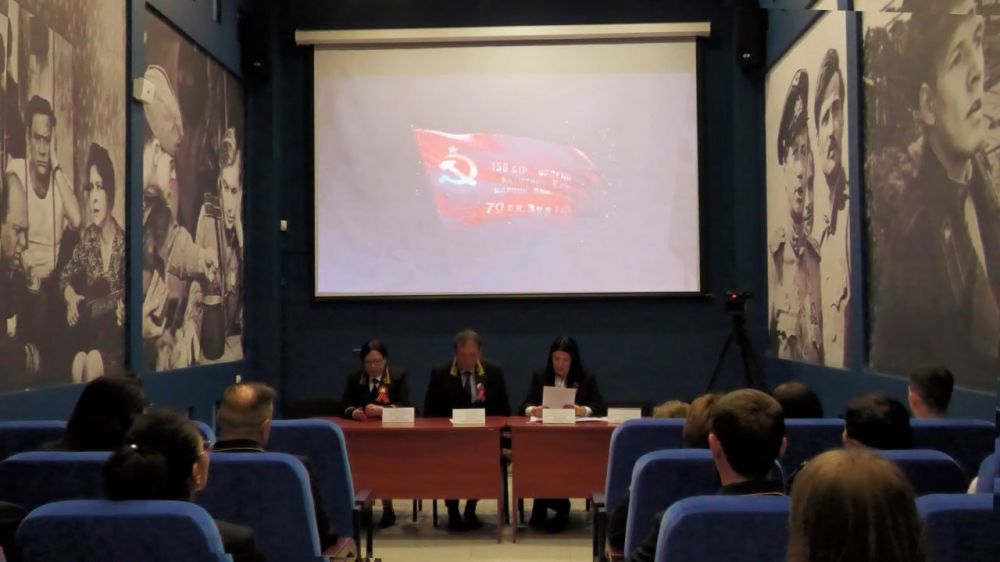 Судьи и сотрудники судебной системы во главе с Председателем Верховного Суда ДНР возложили цветы к Вечному огню Судьи и сотрудники судебной системы во главе с Председателем Верховного Суда ДНР возложили цветы к Вечному огню