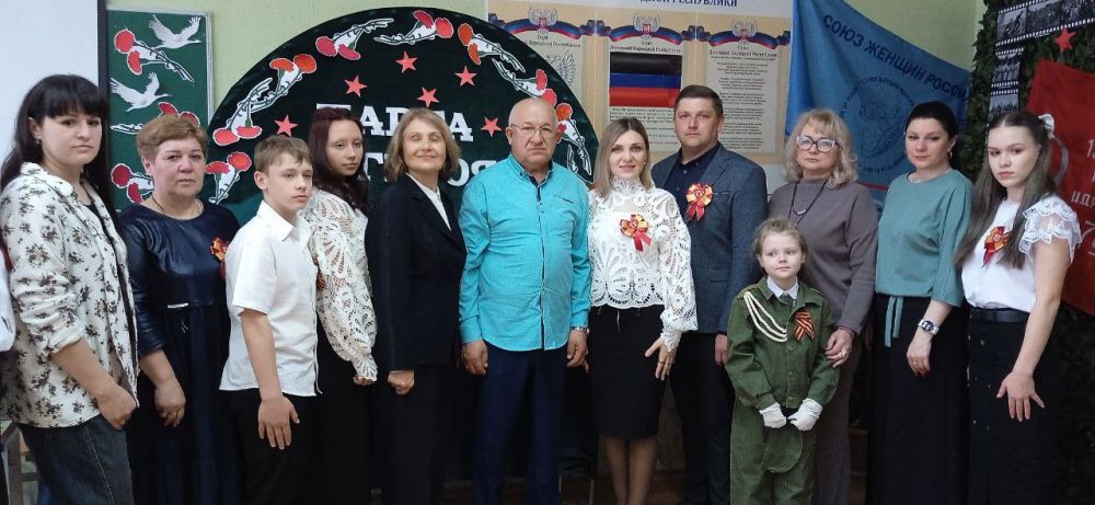 Наталья Бегуненко: Сегодня, 25 апреля, в рамках проекта «Новая школа» партии «Единая Россия» в Петровском районе г. Донецка, в ГБОУ «Школа № 106 г. о. Донецк» состоялось торжественное открытие «Парты Героя» в честь... Наталья Бегуненко: Сегодня, 25 апреля, в рамках проекта «Новая школа» партии «Единая Россия» в Петровском районе г. Донецка, в ГБОУ «Школа № 106 г. о. Донецк» состоялось торжественное открытие «Парты Героя» в честь...