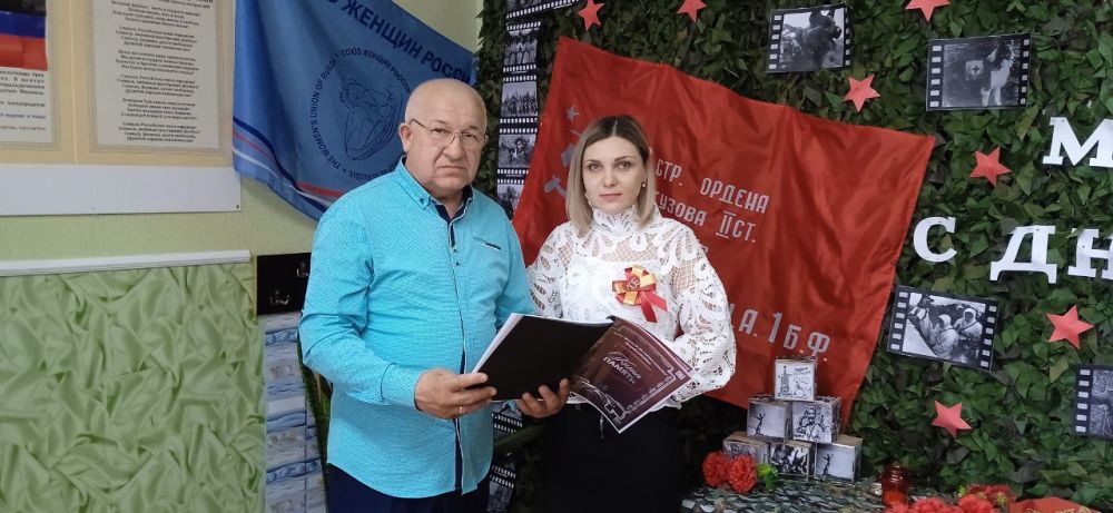 ПАРТА ГЕРОЯ. 25 апреля 2025 года в преддверии Дня Победы, в рамках Года защитника Отечества в ГБОУ "ШКОЛА № 106 Г.О.ДОНЕЦК" прошло торжественное открытие Парты героя в честь выпускника школы Горячева Александра Михайловича ПАРТА ГЕРОЯ. 25 апреля 2025 года в преддверии Дня Победы, в рамках Года защитника Отечества в ГБОУ "ШКОЛА № 106 Г.О.ДОНЕЦК" прошло торжественное открытие Парты героя в честь выпускника школы Горячева Александра Михайловича