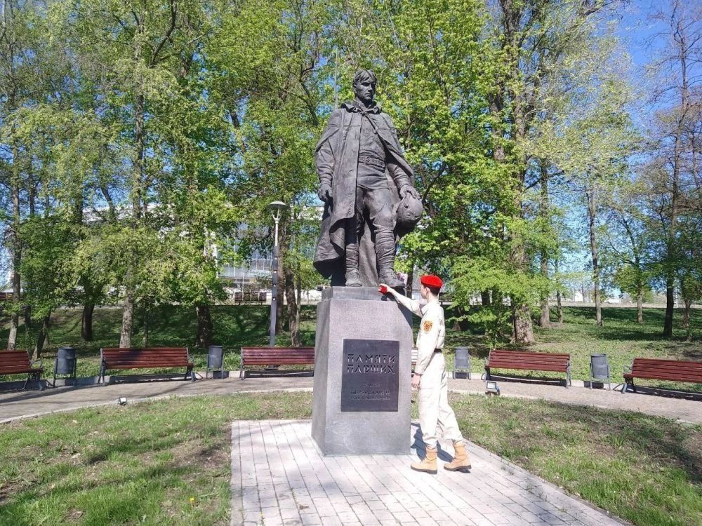 ZV Донбасс. Юнармейцы ВПСК «Легионеры» города Донецк Сердюк Рената и Журман Святослав 24 апреля на мемориальном комплексе «Твоим освободителям, Донбасс!» возложили цветы у памятников «Памяти павших!» и воинам-афганцам, у... ZV Донбасс. Юнармейцы ВПСК «Легионеры» города Донецк Сердюк Рената и Журман Святослав 24 апреля на мемориальном комплексе «Твоим освободителям, Донбасс!» возложили цветы у памятников «Памяти павших!» и воинам-афганцам, у...