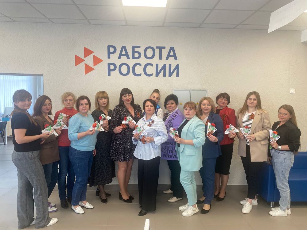 Заместитель главы администрации Муниципального образования Волновахский муниципальный округ, председатель Совета Женщин Волновахского МО Елена Снисаренко предложила передать на передовую от участниц Женского клуба... Заместитель главы администрации Муниципального образования Волновахский муниципальный округ, председатель Совета Женщин Волновахского МО Елена Снисаренко предложила передать на передовую от участниц Женского клуба...
