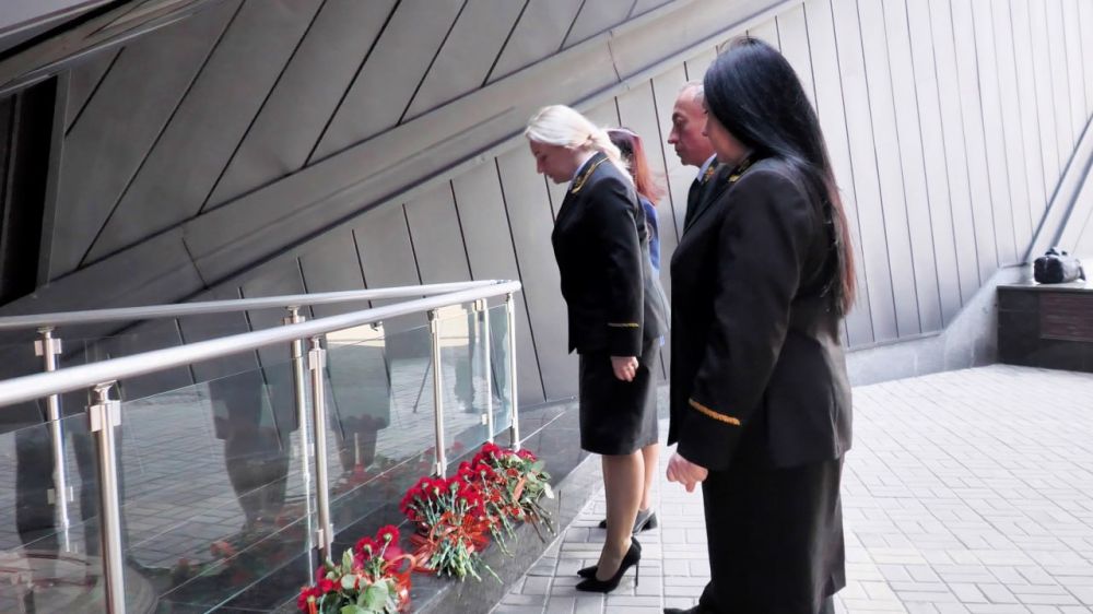 Судьи и сотрудники судебной системы во главе с Председателем Верховного Суда ДНР возложили цветы к Вечному огню Судьи и сотрудники судебной системы во главе с Председателем Верховного Суда ДНР возложили цветы к Вечному огню