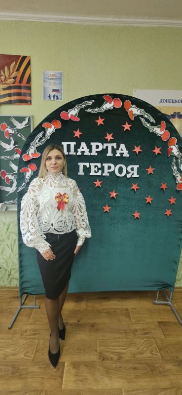 ПАРТА ГЕРОЯ. 25 апреля 2025 года в преддверии Дня Победы, в рамках Года защитника Отечества в ГБОУ "ШКОЛА № 106 Г.О.ДОНЕЦК" прошло торжественное открытие Парты героя в честь выпускника школы Горячева Александра Михайловича ПАРТА ГЕРОЯ. 25 апреля 2025 года в преддверии Дня Победы, в рамках Года защитника Отечества в ГБОУ "ШКОЛА № 106 Г.О.ДОНЕЦК" прошло торжественное открытие Парты героя в честь выпускника школы Горячева Александра Михайловича