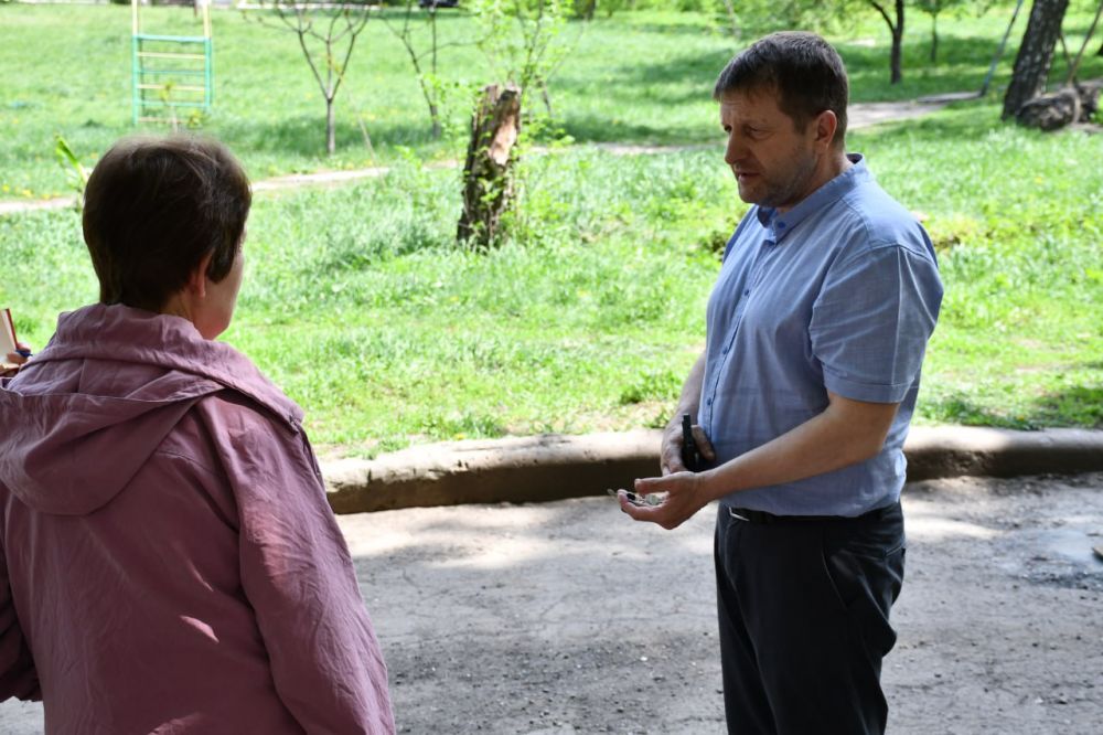 Заместитель главы администрации городского округа Дебальцево Виталий Тур встретился с жителями города Дебальцево Заместитель главы администрации городского округа Дебальцево Виталий Тур встретился с жителями города Дебальцево