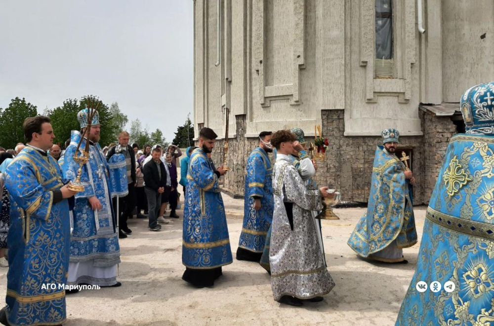 Митрополит Донецкий и Мариупольский Владимир освятил купольные кресты одного из главных соборов Мариуполя Митрополит Донецкий и Мариупольский Владимир освятил купольные кресты одного из главных соборов Мариуполя