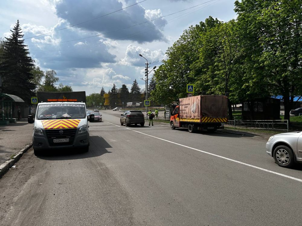 В Снежном обновляют дорожную разметку В Снежном обновляют дорожную разметку