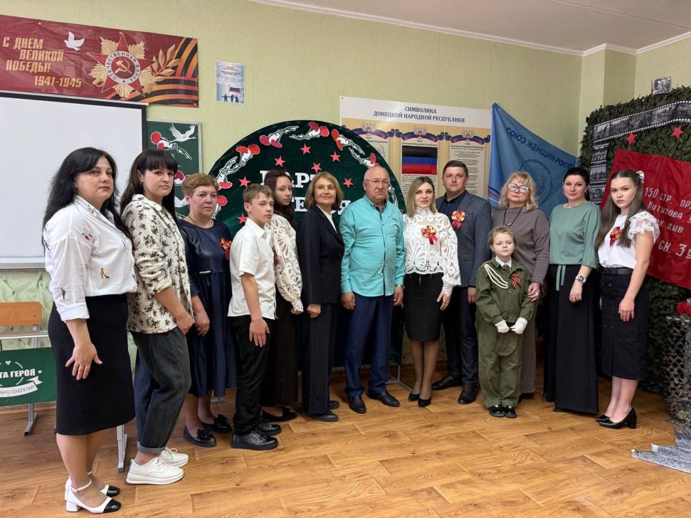 ПАРТА ГЕРОЯ. 25 апреля 2025 года в преддверии Дня Победы, в рамках Года защитника Отечества в ГБОУ "ШКОЛА № 106 Г.О.ДОНЕЦК" прошло торжественное открытие Парты героя в честь выпускника школы Горячева Александра Михайловича ПАРТА ГЕРОЯ. 25 апреля 2025 года в преддверии Дня Победы, в рамках Года защитника Отечества в ГБОУ "ШКОЛА № 106 Г.О.ДОНЕЦК" прошло торжественное открытие Парты героя в честь выпускника школы Горячева Александра Михайловича