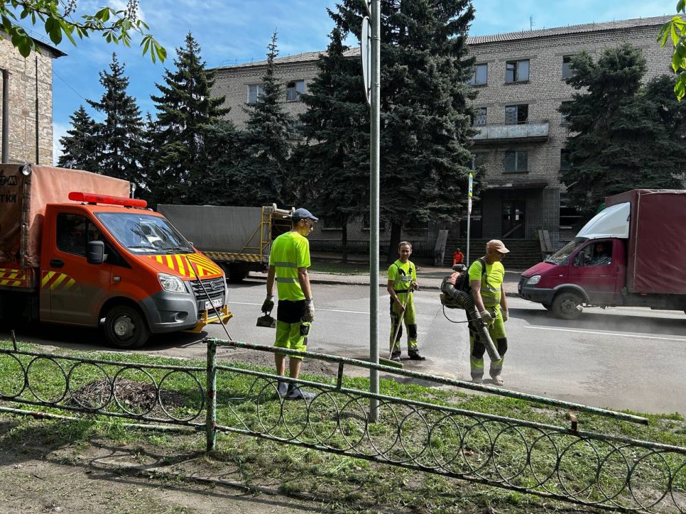 В Снежном обновляют дорожную разметку В Снежном обновляют дорожную разметку