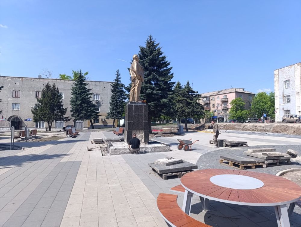 В Снежном продолжается благоустройство площади им. Ленина В Снежном продолжается благоустройство площади им. Ленина