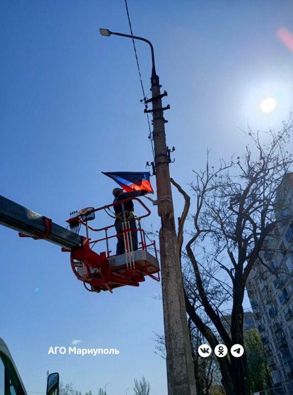 На улицах и проспектах Мариуполя появляется всё больше праздничной символики На улицах и проспектах Мариуполя появляется всё больше праздничной символики