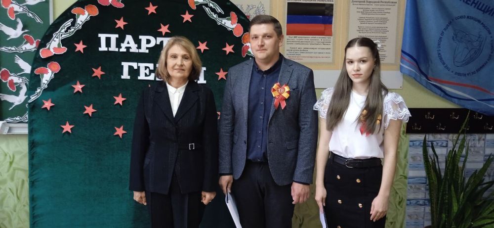 Наталья Бегуненко: Сегодня, 25 апреля, в рамках проекта «Новая школа» партии «Единая Россия» в Петровском районе г. Донецка, в ГБОУ «Школа № 106 г. о. Донецк» состоялось торжественное открытие «Парты Героя» в честь... Наталья Бегуненко: Сегодня, 25 апреля, в рамках проекта «Новая школа» партии «Единая Россия» в Петровском районе г. Донецка, в ГБОУ «Школа № 106 г. о. Донецк» состоялось торжественное открытие «Парты Героя» в честь...