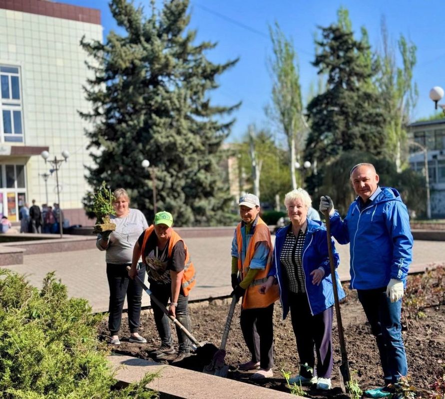 200 роз Донецку!. С коллективом Управы Будённовского района во главе с руководителем Михаилом Меренковым, представителями шеф-региона Москва, специалистами муниципального предприятия «Зеленое строительство г. Донецка»... 200 роз Донецку!. С коллективом Управы Будённовского района во главе с руководителем Михаилом Меренковым, представителями шеф-региона Москва, специалистами муниципального предприятия «Зеленое строительство г. Донецка»...