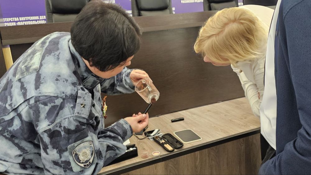 Полицейские в Мариуполе показали школьникам работу полиции Полицейские в Мариуполе показали школьникам работу полиции
