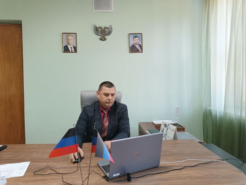 Сегодня, 25 апреля секретари первичных отделений партии «Единая Россия» Червоногвардейского района провёли приём граждан в Общественной приемной Председателя партии «Единая Россия» Червоногвардейского района городского... Сегодня, 25 апреля секретари первичных отделений партии «Единая Россия» Червоногвардейского района провёли приём граждан в Общественной приемной Председателя партии «Единая Россия» Червоногвардейского района городского...