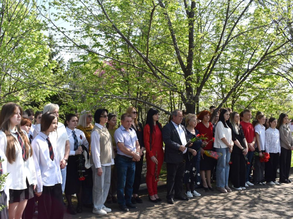 В Кировском состоялась памятная церемония возложения цветов В Кировском состоялась памятная церемония возложения цветов