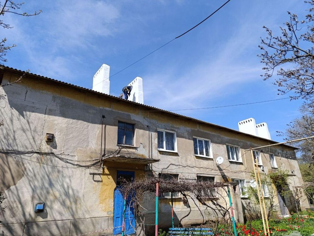 Бригада из ЕАО продолжает работать в многоквартирном доме в пос Бригада из ЕАО продолжает работать в многоквартирном доме в пос