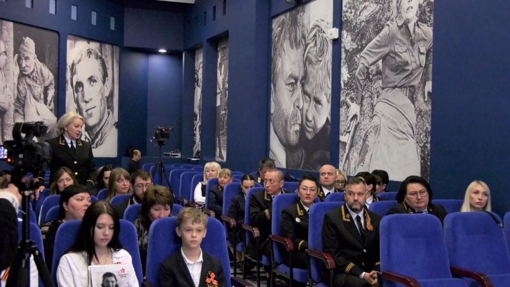 Судьи и сотрудники судебной системы во главе с Председателем Верховного Суда ДНР возложили цветы к Вечному огню Судьи и сотрудники судебной системы во главе с Председателем Верховного Суда ДНР возложили цветы к Вечному огню