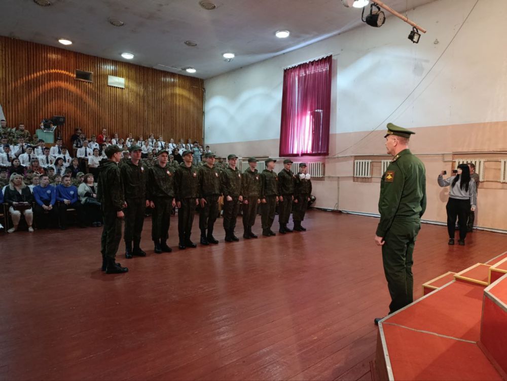 В Снежном прошел смотр-конкурс строевой песни «Солдатская строевая» В Снежном прошел смотр-конкурс строевой песни «Солдатская строевая»