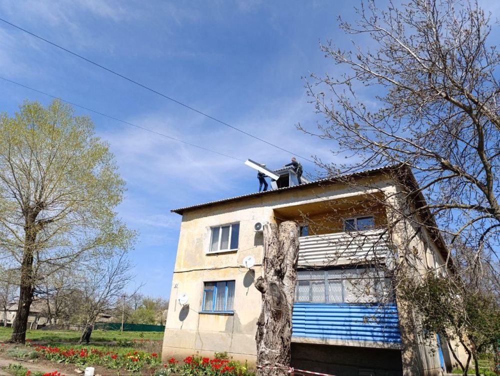 Бригада из ЕАО продолжает работать в многоквартирном доме в пос Бригада из ЕАО продолжает работать в многоквартирном доме в пос