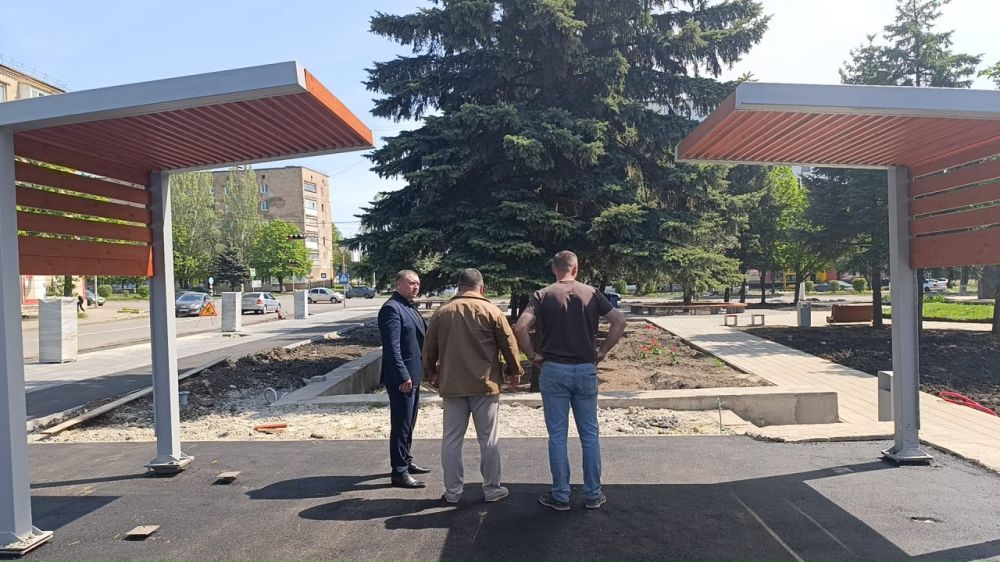 В Снежном продолжается благоустройство площади им. Ленина В Снежном продолжается благоустройство площади им. Ленина