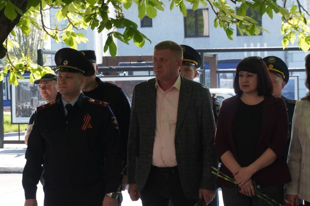 Сергей Юзвинкевич: Сегодня, в преддверии Международного дня памяти о чернобыльской катастрофе вместе с представителями трудовых коллективов возложил цветы к памятному знаку, установленному в память о жертвах трагедии на... Сергей Юзвинкевич: Сегодня, в преддверии Международного дня памяти о чернобыльской катастрофе вместе с представителями трудовых коллективов возложил цветы к памятному знаку, установленному в память о жертвах трагедии на...
