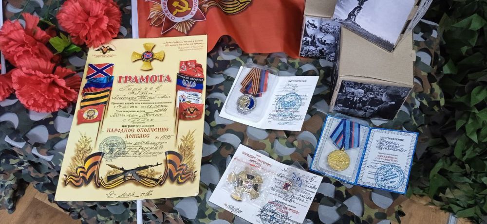 Наталья Бегуненко: Сегодня, 25 апреля, в рамках проекта «Новая школа» партии «Единая Россия» в Петровском районе г. Донецка, в ГБОУ «Школа № 106 г. о. Донецк» состоялось торжественное открытие «Парты Героя» в честь... Наталья Бегуненко: Сегодня, 25 апреля, в рамках проекта «Новая школа» партии «Единая Россия» в Петровском районе г. Донецка, в ГБОУ «Школа № 106 г. о. Донецк» состоялось торжественное открытие «Парты Героя» в честь...