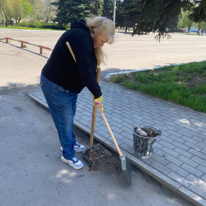 В Кировском продолжаются мероприятия по благоустройству в рамках акции «Зеленый Донбасс» В Кировском продолжаются мероприятия по благоустройству в рамках акции «Зеленый Донбасс»
